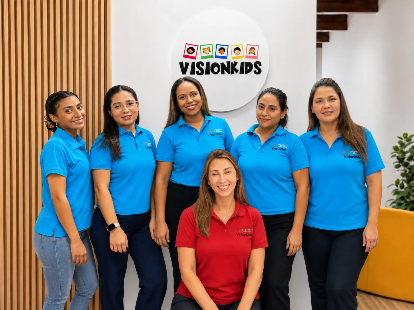 Equipo educativo de VisionKids reunido en el centro