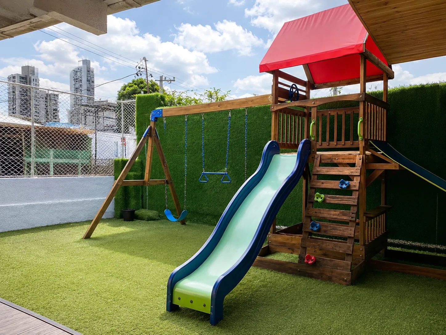 Parque exterior de VisionKids con tobogán y estructura de juego